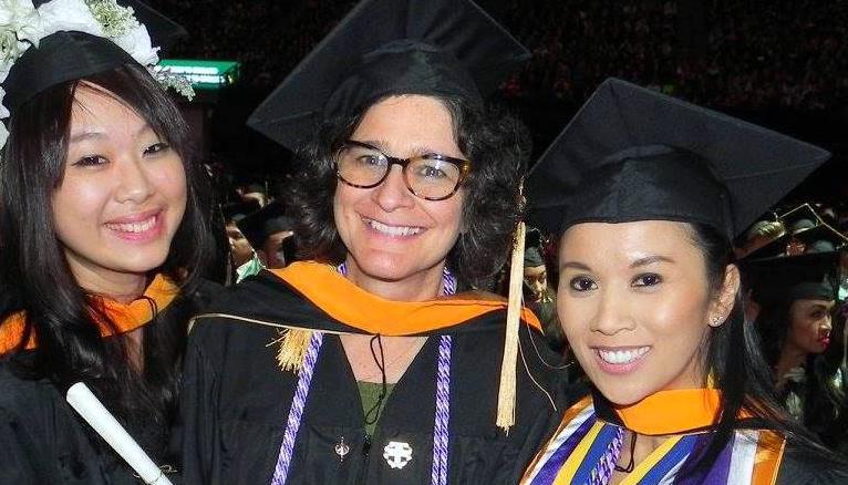 两位Sac护理专业的女毕业生与教授微笑